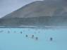 Banhistas nas águas quentes da Blue Lagoon, na região de Reykjavik, na Islândia
